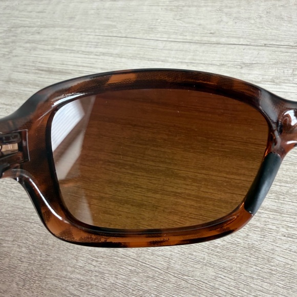 Oakley Urgency OO9158-14 Tortoise/Brown Frame Polarized W/ Case Women Sunglasses - Picture 11 of 16